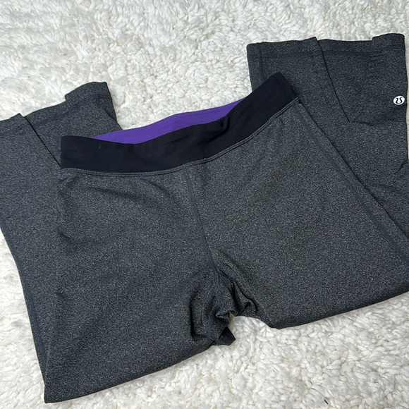 Lululemon Charcoal Cropped Capri Leggings Slight Flare EE28 - Picture 3 of 9